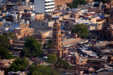 Hindistan 'ın Rajasthan eyaletindeki Jodhpur şehrindeki saat kulesi ve merkez market..