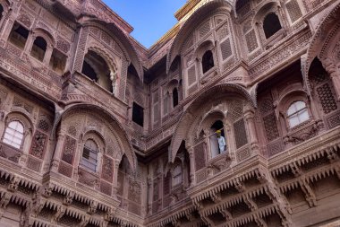 Jodhpur, Rajasthan 'daki Mehrangarh Kalesi' ndeki saraylardan birinin dışı Hindistan 'daki en büyük kalelerden biridir. Rao Jodha tarafından 1459 civarında inşa edilen kale şehrin 410 feet (125 metre) üzerinde ve kalın duvarlarla çevrili..