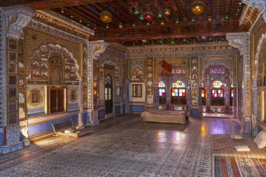 Jodhpur, Rajasthan 'daki Mehrangarh Kalesi' ndeki kraliyet odası Hindistan 'ın en büyük kalelerinden biridir.. 