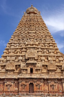 Güney Hindistan 'ın Tamil Nadu bölgesindeki Thanjavur (Tanjore) şehrindeki Brihadishvera Hindu Tapınağı' nda Sri-vimana. Ana Vimana (Shikhara) 16 katlı devasa bir kuledir ve 13 'ü kare şeklindedir..