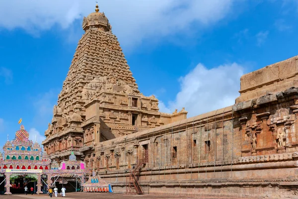 stock image Sri-vimana at the Brihadishvera Hindu Temple in the city of Thanjavur (Tanjore) in the Tamil Nadu region of southern India. The main Vimana (Shikhara) is a massive 16 storeys tower of which 13 are tapering squares.