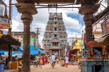 Güney Hindistan 'ın Tamil Nadu bölgesindeki Tiruchirappalli şehrinin Srirangam (Thiruvarangam) bölgesindeki küçük Hindu Gopuram' lardan biri..