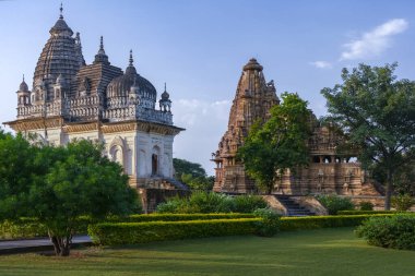 Hindistan 'ın Madhya Pradesh bölgesindeki Khajuraho' daki Jian ve Hindu Tapınakları. Bir UNESCO Dünya Mirası Sitesi. Khajuraho 'nun Hindu ve Jain tapınaklarının en büyük Hint grubu erotik heykelleriyle ünlüdür..