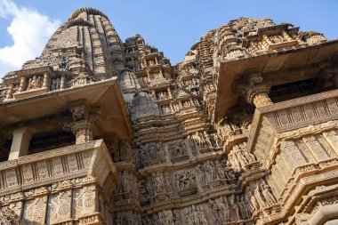 Hindistan 'ın Madhya Pradesh bölgesindeki Khajuraho' daki Jian ve Hindu Tapınakları. Bir UNESCO Dünya Mirası Sitesi. Khajuraho 'nun Hindu ve Jain tapınaklarının en büyük Hint grubu erotik heykelleriyle ünlüdür..