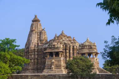 Hindistan 'ın Madhya Pradesh bölgesindeki Khajuraho' daki Jian ve Hindu Tapınakları. Bir UNESCO Dünya Mirası Sitesi. Khajuraho 'nun Hindu ve Jain tapınaklarının en büyük Hint grubu erotik heykelleriyle ünlüdür..