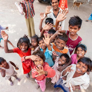 Hindistan 'ın Madhya Pradesh bölgesinde Gwalior yakınlarında küçük bir köyde bir grup Hintli çocuk..