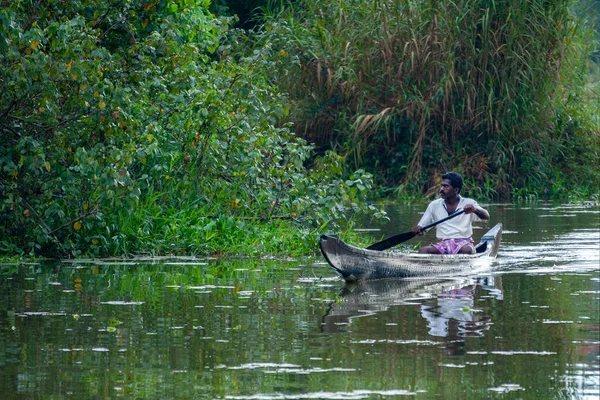 Güney Hindistan Kochi Yakınlarındaki Kerala Sahili Nin Sularında Kanoyla Yerel — Stok fotoğraf