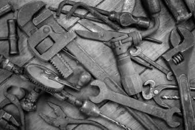 Ahşap bir arkaplanda antika araçlar