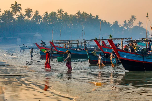 Junge Fischerinnen Bringen Den Fang Nebligen Morgenlicht Fischerdorf Ngapali Bundesstaat — Stockfoto
