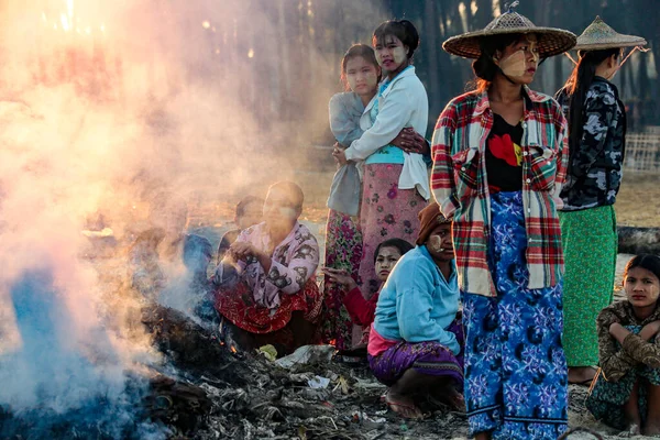 Udržování Tepla Ohně Úsvitu Rybářské Vesnici Ngapali Státě Rakhine Myanmar — Stock fotografie