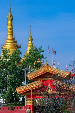Myanmar 'ın Sagaing kenti yakınlarındaki Sagaing Tepesi' ndeki Budist tapınakları. Birçok pagoda, tapınak ve manastır Irrawaddy Nehri 'ne paralel uzanan tepe boyunca toplanır..