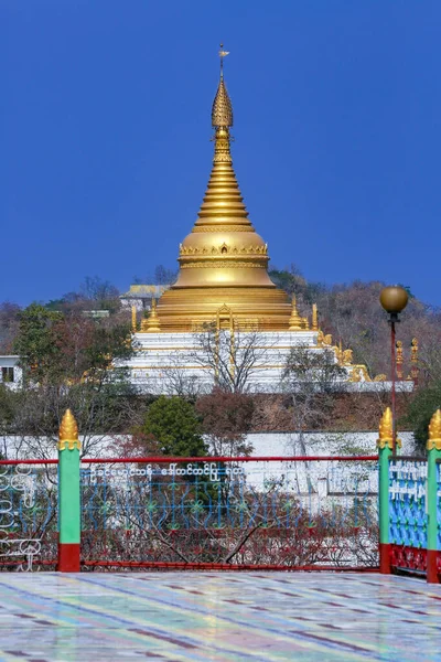 缅甸萨加宁市附近萨加宁山上的佛寺 许多塔 寺庙和修道院沿着与伊洛瓦底江平行的山脊拥挤在一起 — 图库照片