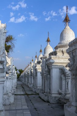 Mandalay, Myanmar 'daki Mandalay Tepesi' ndeki Kuthodow Pagoda 'da bulunan 729 stupadan birkaçı. Dünyanın en büyük kitabının Tripitaka 'nın yazılı olduğu 729 mermer levha şeklinde olduğu söylenir..