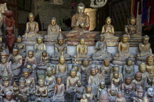 Boeddha Standbeelden Bij Een Klein Heiligdom Een Pao Dorp Nabij — Stockfoto