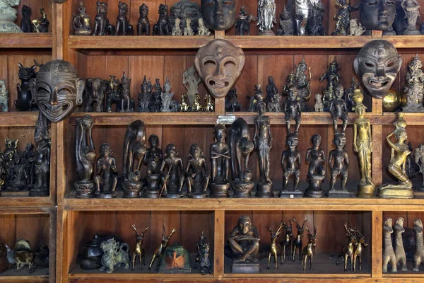 Selection Metal Carved Wooden Statues Sale Tourists Small Road Side —  Fotos de Stock