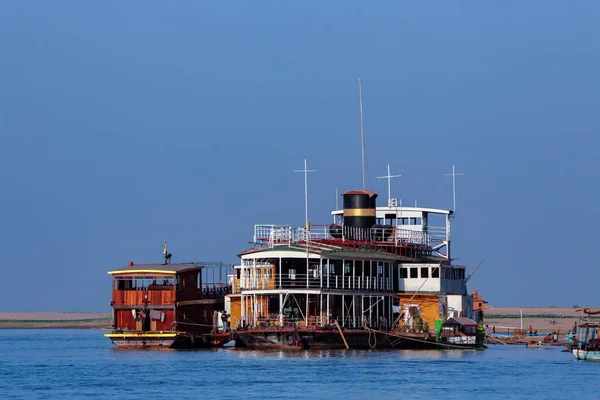 Trafic Fluvial Amarré Dans Rivière Irrawaddy Rivière Ayeyarwaddy Myanmar Birmanie — Photo