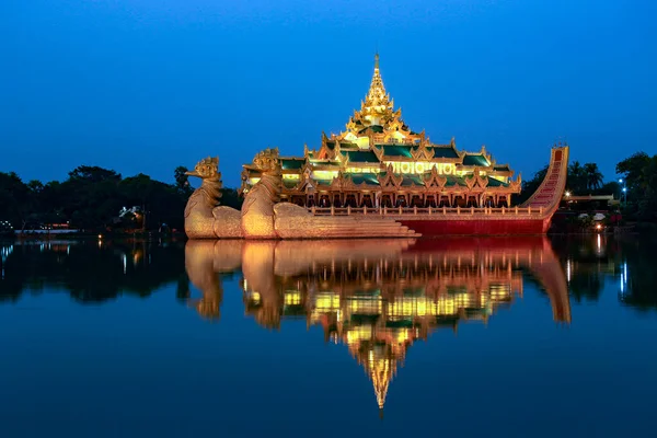 Karaweik Entardecer Uma Réplica Uma Barcaça Real Birmanesa Lago Kandawgyi — Fotografia de Stock