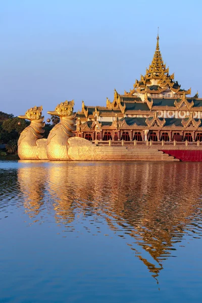 Karaweik Uma Réplica Uma Barcaça Real Birmanesa Lago Kandawgyi Rangum — Fotografia de Stock