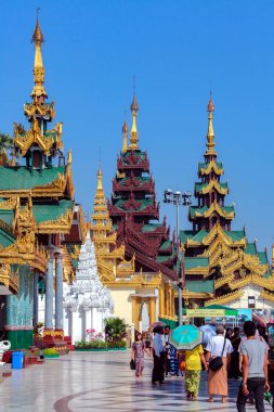 Shwedagon Pagoda kompleksindeki tapınaklar, resmi adı Shwedagon Zedi Daw. Myanmar 'ın Yangon şehrinde (Burma)).
