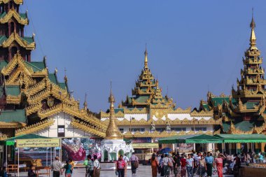 Shwedagon Pagoda kompleksindeki tapınaklar ve stupa, resmi adı Shwedagon Zedi Daw. Myanmar 'ın Yangon şehrinde (Burma)).