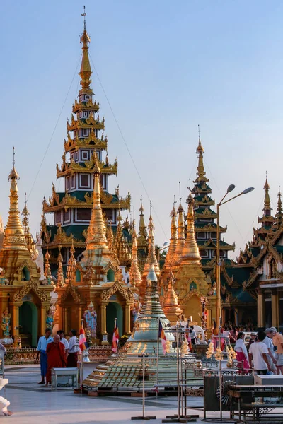 在Shwedagon Pagoda建筑群中的圣殿和佛塔 正式名称为Shwedagon Zedi Daw 在缅甸仰光市 — 图库照片