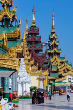 Shwedagon Pagoda kompleksindeki tapınaklar, resmi adı Shwedagon Zedi Daw. Myanmar 'ın Yangon şehrinde (Burma)).