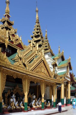 Shwedagon Pagoda kompleksindeki tapınaklar, resmi adı Shwedagon Zedi Daw. Myanmar 'ın Yangon şehrinde (Burma).
