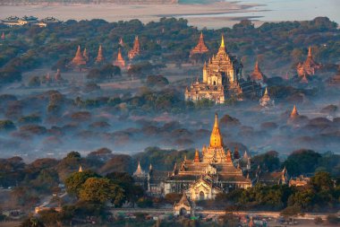 Ananda Budist Tapınağı ve Myanmar 'ın (Burma) antik kenti Bagan' daki Pitaka Taik 'in sabah hava görüntüsü. 1105CE tarihleri.