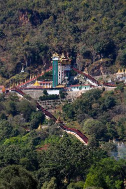 Pindaya Mağara Tapınağı 'nın girişi, Myanmar (Burma)' da yüksek bir yamaçta. Mağara tapınağının içinde en erken 1750 yılına ait 8000 'den fazla Buda resmi var..