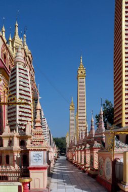 Myanmar 'daki (Burma) Monywa' daki Mohnyin Thambudhei Paya Budist tapınağı kompleksinin dışındadır. Tarih 1303, gerçi 1939 'da yeniden inşa edilmiş. Buda 'nın 500.000' den fazla resmini içerdiği söyleniyor..