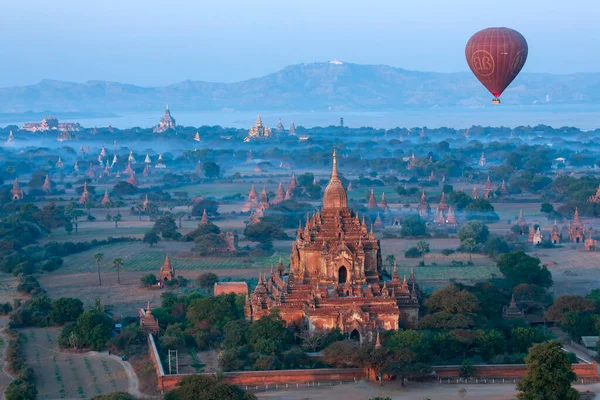缅甸巴甘伊洛瓦底江附近考古区庙宇上空飘扬的热气球的清晨航拍 — 图库照片