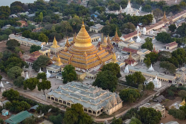 ミャンマーのバガンの古代都市 ビルマ のシュワイゴン仏教寺院の早朝の空中ビュー — ストック写真