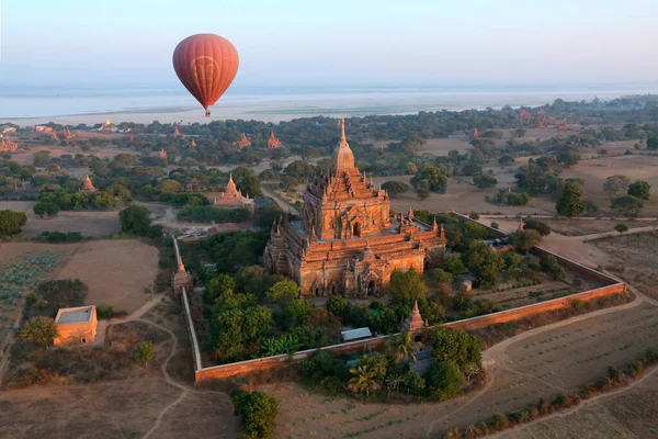 Early Morning Aerial View Hot Air Balloon Drifting Temples Archaeological — Stock Photo, Image