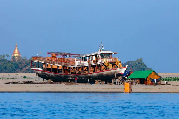 Човен Ремонтує Потоп Річці Іраваді Поблизу Багана Бірма — стокове фото