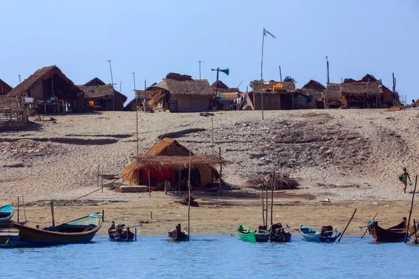 Villaggio Birmano Sulla Riva Del Fiume Irrawaddy Fiume Ayeyarwaddy Myanmar — Foto Stock