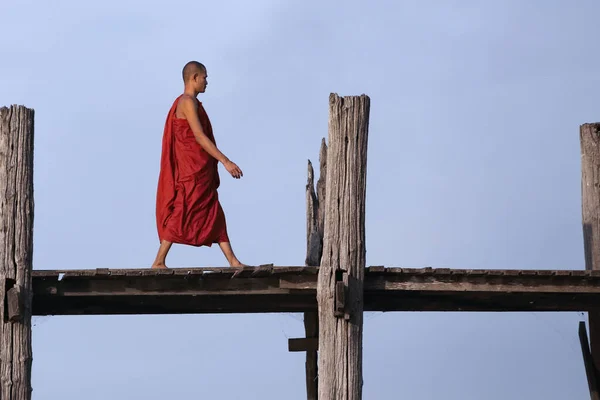 在缅甸曼德勒 Mandalay 附近的Amarapura 佛教僧人走过U Bein桥 这座人行天桥建于1849年 由当时的Amarapura市长U Bein用回收的柚木柱子建造 2公里 — 图库照片
