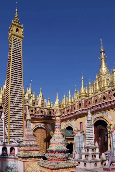 缅甸Monywa的Mohnyin Thambuddhei Paya佛寺建筑群外 始建于1303年 1939年重建 据说里面有50多万张佛像 — 图库照片