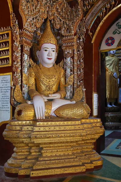 缅甸莫尼瓦Mohnyin Thambuddhei Paya佛寺建筑群的内部 始建于1303年 1939年重建 据说里面有50多万张佛像 — 图库照片