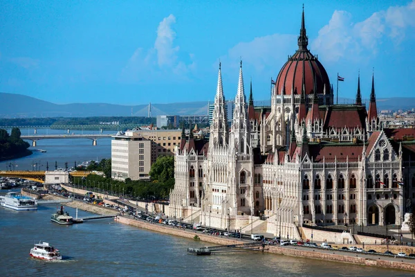 Macaristan, Budapeşte 'deki Macar Parlamento Binası. Macaristan Ulusal Meclisi 'nin merkezidir. Tuna Nehri kıyısındaki Lajos Kossuth Meydanı 'nda yer alır. Şu anda Macaristan 'ın en büyük binasıdır..