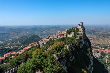 San Marino 'daki Titano Dağı' ndaki Guaita Kalesi. San Marino Cumhuriyeti, İtalya tarafından çevrelenmiş bir mikro yapıdır. San Marino, dünyanın en eski egemen devlet ve anayasal cumhuriyeti olduğunu iddia ediyor.