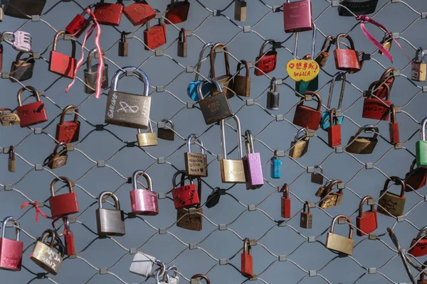 爱情锁 Love Locks 一对夫妇连接在桥上的挂锁 象征着他们对彼此的爱和承诺 — 图库照片