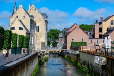 Geul Nehri, Hollanda 'nın Limburg ilindeki Valkenburg aan de Geul kasabasındaki tarihi binaların önünden akıyor..