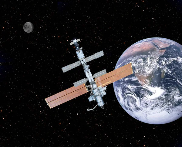 地球同步地球同步轨道中的空间站 与月球相距很远 利用美国航天局的一些公共领域图像制作 — 图库照片