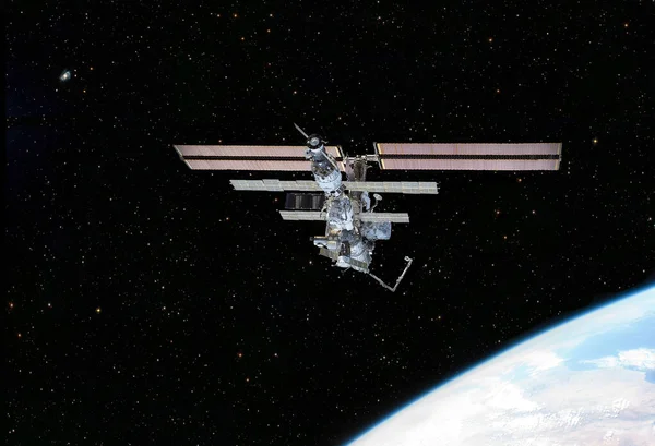 Uma Estação Espacial Órbita Geo Síncrona Terra Com Lua Distância — Fotografia de Stock