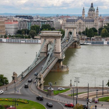 Budapeşte, Macaristan 'ın silüeti. Szechenyi Zinciri Köprüsü ve Tuna Nehri üzerinden St. Stephens Bazilikası 'na doğru bakın..