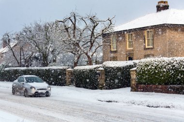 Şiddetli kar altında araba sürmek - Birleşik Krallık 'ın Kuzey Yorkshire' ında kış.