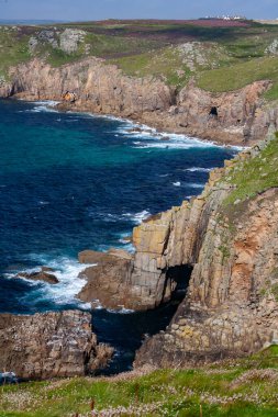 Birleşik Krallık 'ta Devon' ın kuzey kıyısındaki deniz mağarası..