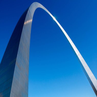 Amerika Birleşik Devletleri 'nin St. Louis, Missouri kentindeki 630 feet (192 m) lik bir geçit kemeri. Mississippi Nehri 'nin batı kıyısında yer alır..