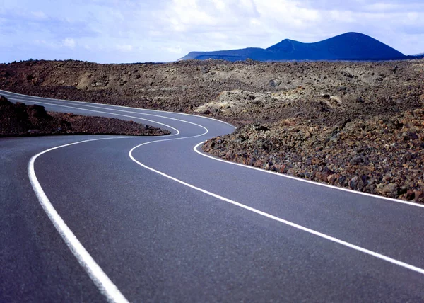 穿越西班牙加那利群岛兰萨罗特荒芜的熔岩场的道路 — 图库照片