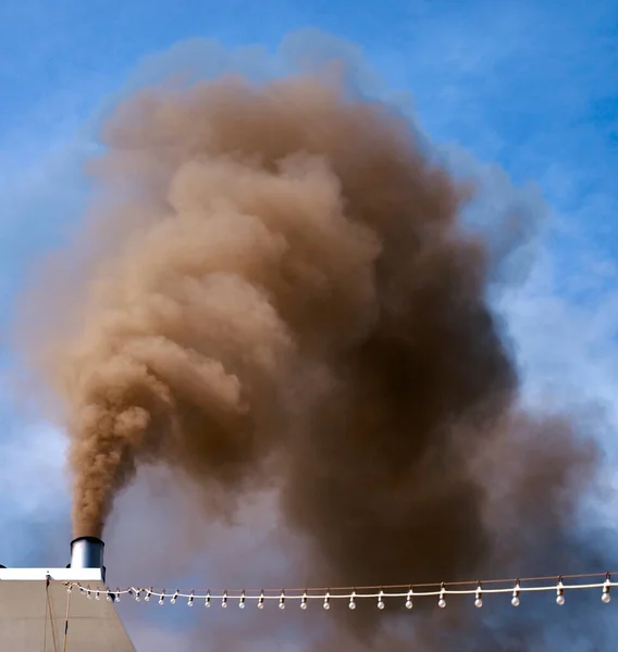 Ατμοσφαιρική Ρύπανση Καπνός Που Βγαίνει Από Καμινάδα — Φωτογραφία Αρχείου